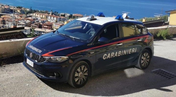 Camogli, turista beve al bar senza pagare e aggredisce i carabinieri: denunciata