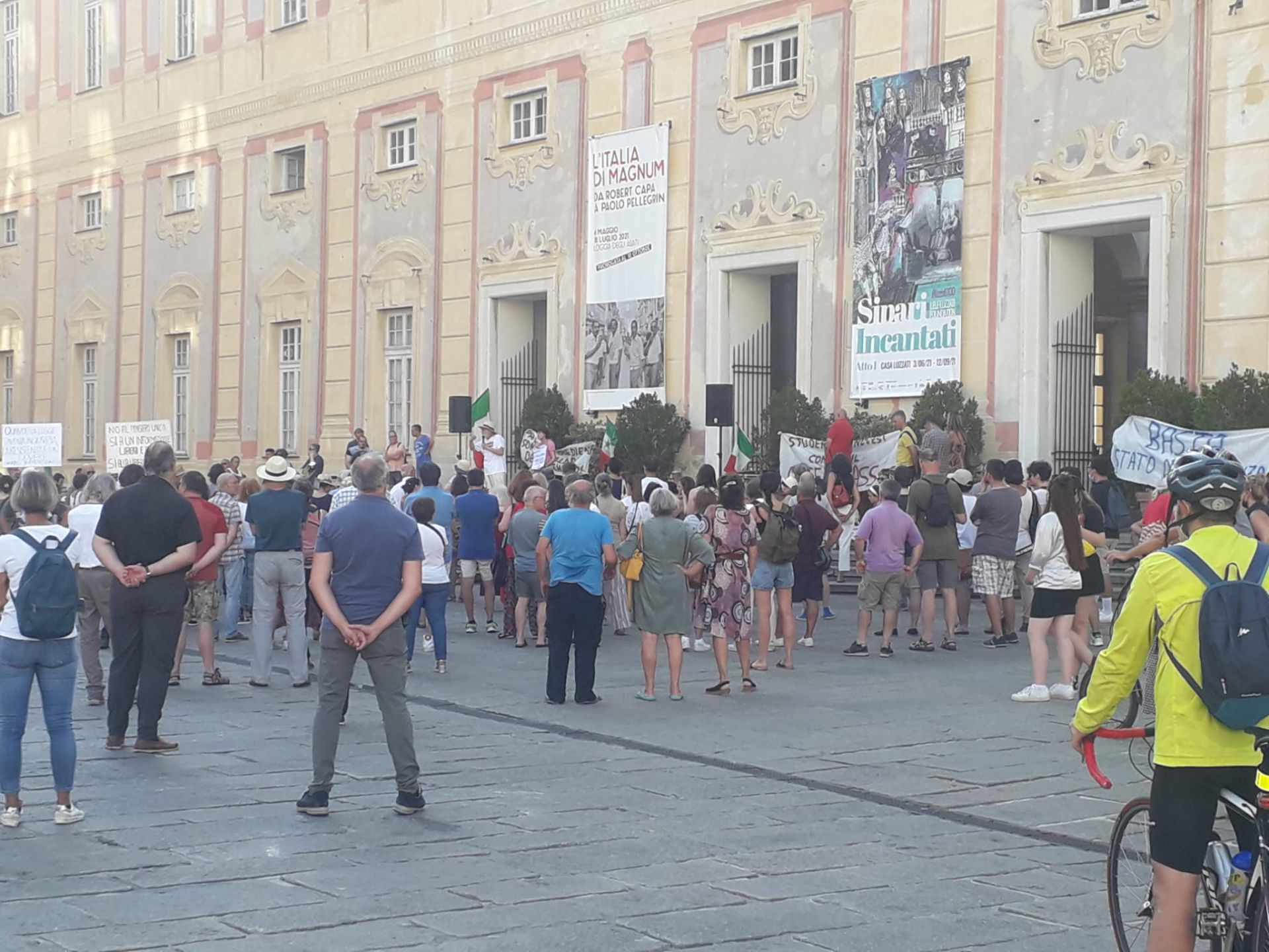 Genova, la protesta dei gruppi No Green Pass torna in piazza De Ferrari