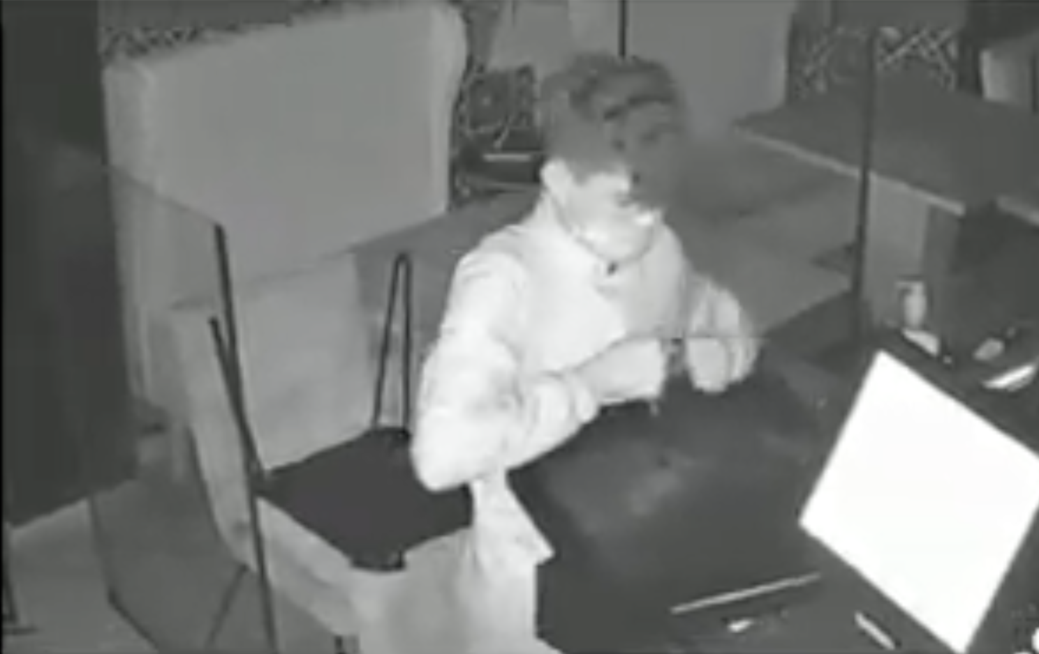 Furto in un ristorante di Recco, il video del ladro in azione