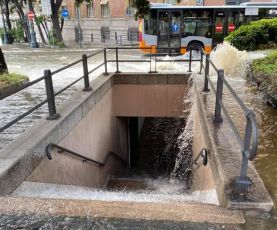 Genova, si rompe una conduttura fognaria e si allaga piazza Corvetto