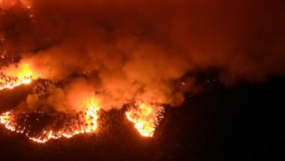 Continuano a bruciare i boschi di Framura: in azione due elicotteri e un canadair