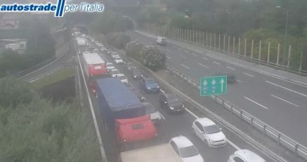 Cantieri e code in A10, maxischermo in porto per informare chi sbarca dal traghetto