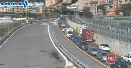 A10, secondo giorno di carreggiata unica: un chilometro di coda in entrambe le direzioni