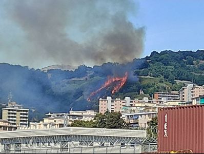 Genova, incendio sulle alture di Voltri: evacuate 12 persone