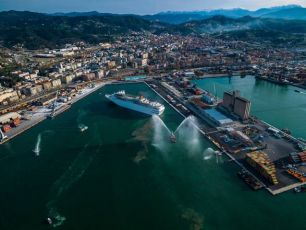 Porto di Spezia, Msc Grandiosa e Mein Schiff 2 insieme a molo Garibaldi