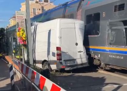 Furgone supera il passaggio a livello e viene travolto dal treno: tragedia sfiorata a Loano 
