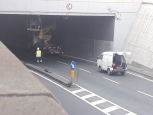 Genova, furgone Amiu trancia i cavi elettrici nel sottopasso di Caricamento