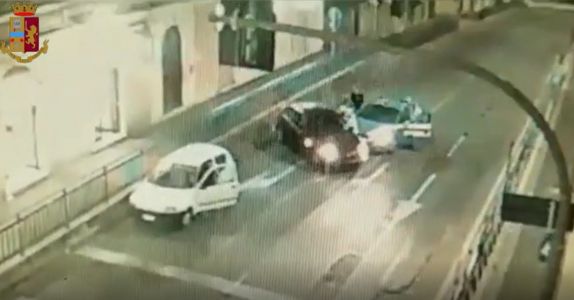 Genova, 25enne ubriaco e su un'auto rubata: il video dell'inseguimento a folle velocità