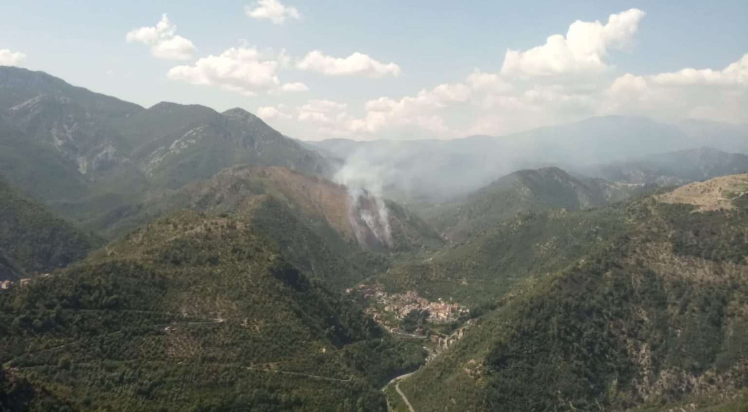 Incendio in val Roja, brucia il bosco in località Giuma