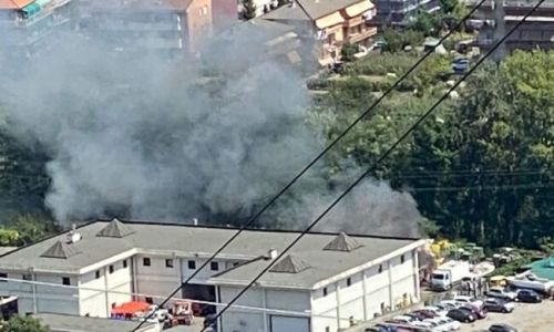 Incendio a Chiavari, a fuoco i mezzi della nettezza urbana