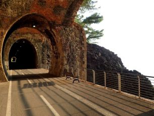 Rave-party, rabbia dei residenti per le feste abusive nelle gallerie di Bonassola 