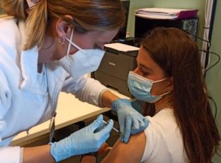 Liguria, da oggi vaccini senza prenotazione per i ragazzi da 12 a 18 anni e gli insegnanti