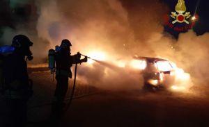 Genova, bruciano un'auto e tentano la fuga: due arresti e una bimba intossicata