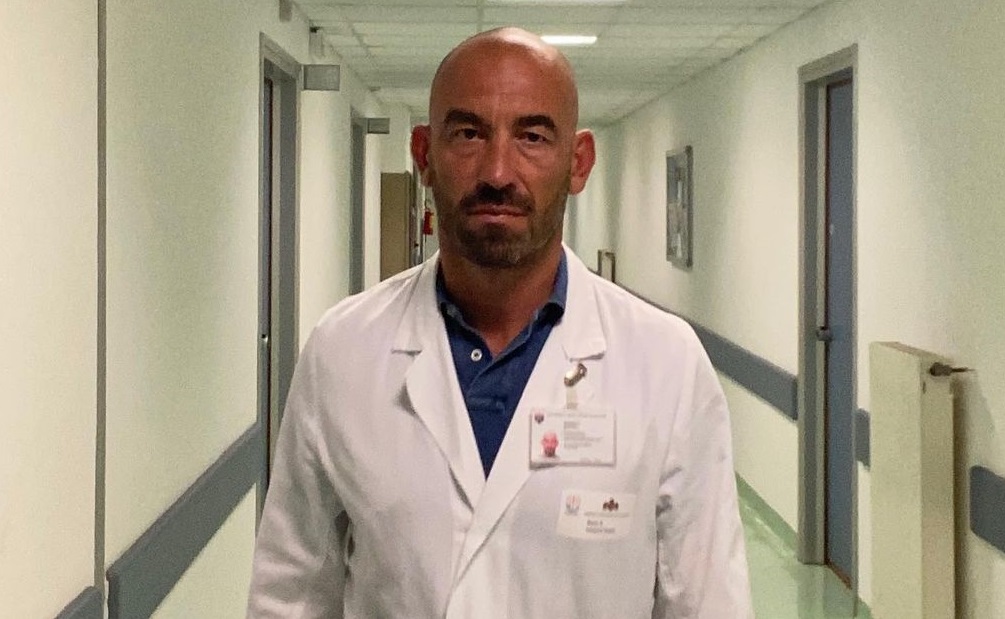 Bassetti: "Al San Martino 12 ricoverati gravi e tutti non vaccinati. Serve l'obbligo vaccinale"
