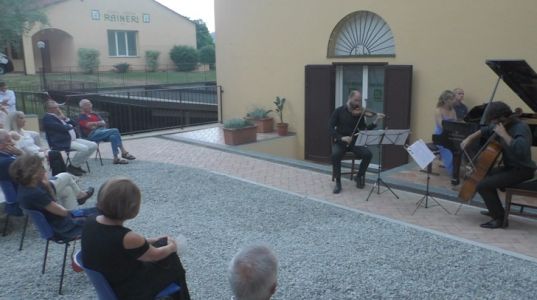 La musica risuona fra gli ulivi: il concerto all'ombra dello storico frantoio Raineri
