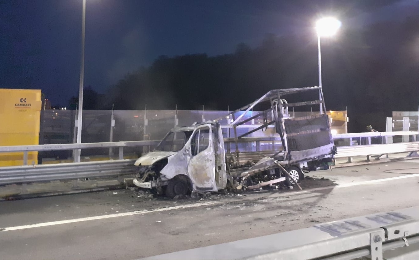 Genova, furgone in fiamme sul ponte San Giorgio: l'incendio si avvicina a corso Perrone
