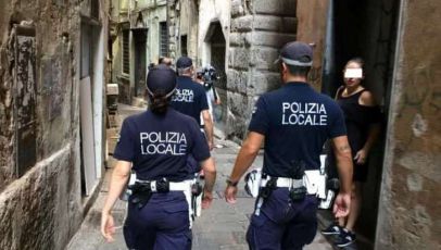 Genova, agente donna seda una rissa e disarma un uomo armato con un coccio di bottiglia