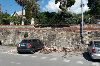 Nervi, camion sfonda un muretto e danneggia le auto parcheggiate