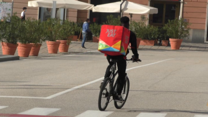 Genova, effettua una rapina e una volta liberato ruba la bici a un rider: arrestato