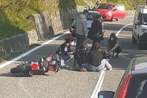 Tragedia alla Spezia, si scontra in moto contro un palo della luce: morto a 27 anni
