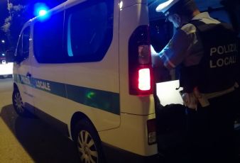 Genova, controlli della Polizia locale in via di Francia: ritirate 7 patenti in una sera