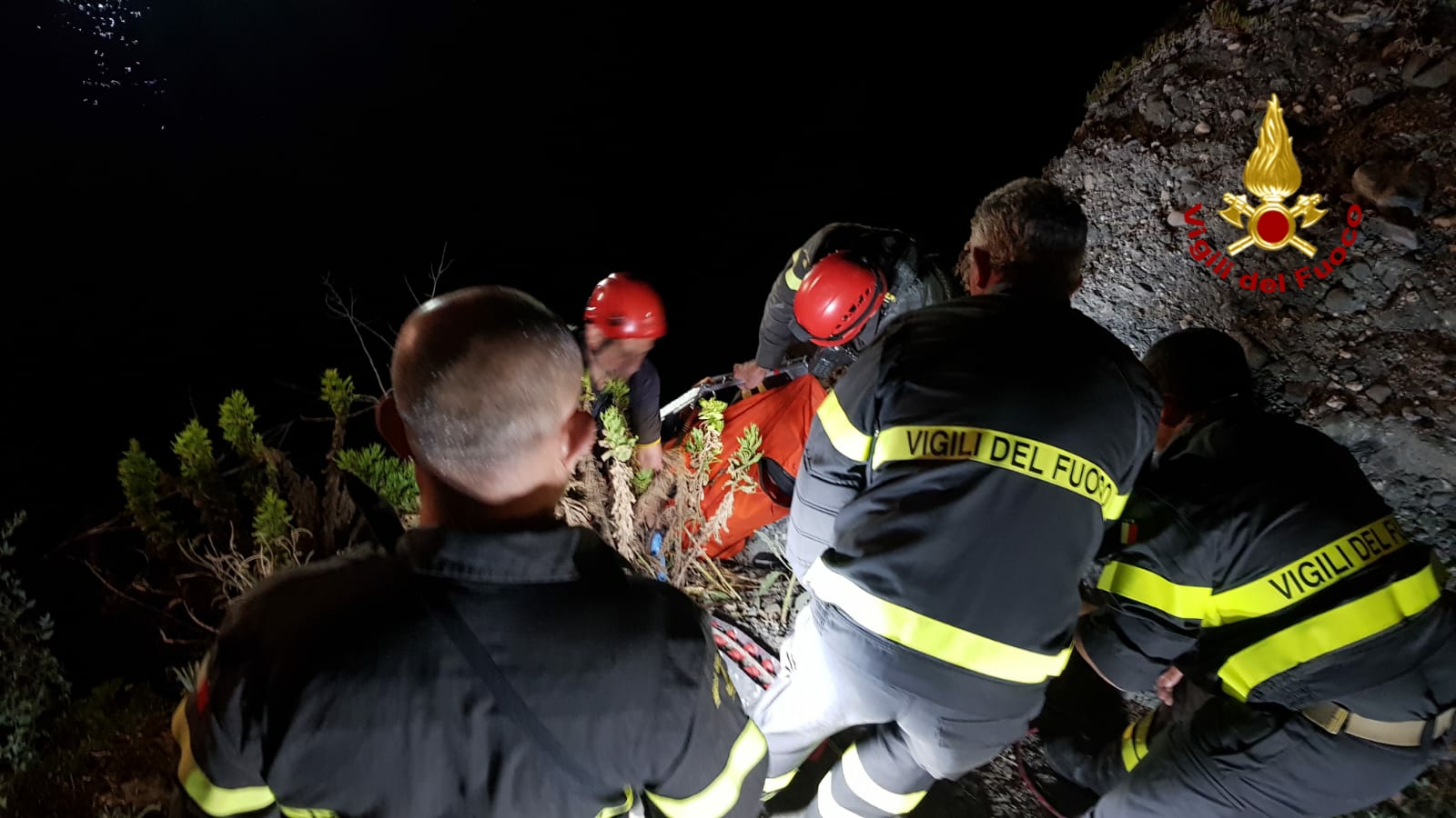 Cade da 10 metri di altezza sugli scogli ad Albisola: salvato nella notte