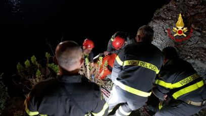 Cade da 10 metri di altezza sugli scogli ad Albisola: salvato nella notte