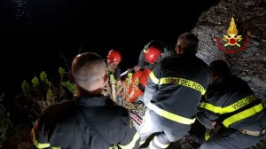 Cade da 10 metri di altezza sugli scogli ad Albisola: salvato nella notte