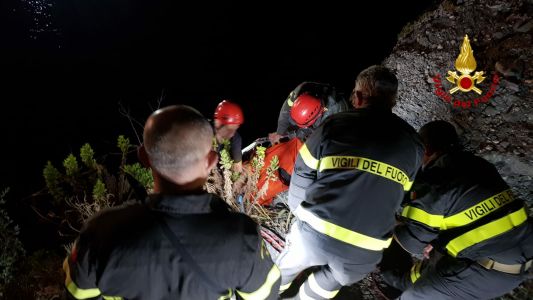 Cade da 10 metri di altezza sugli scogli ad Albisola: salvato nella notte