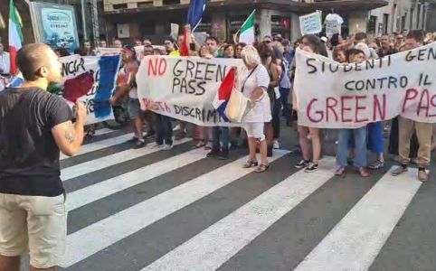 Genova, i "No Green pass" ancora in piazza: "Il governo è la malattia, libertà"