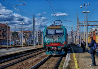 Tragedia a Ventimiglia, migrante sale sul tetto del treno per la Francia e muore folgorato 
