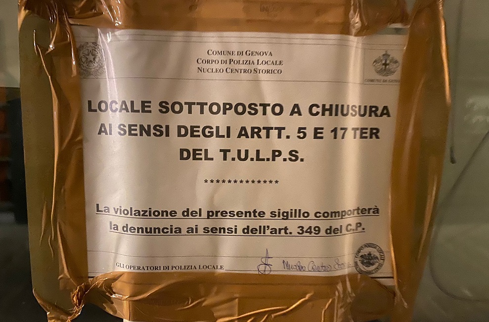 Genova, pizzeria già chiusa per irregolarità continuava a vendere alcolici: scattati i sigilli