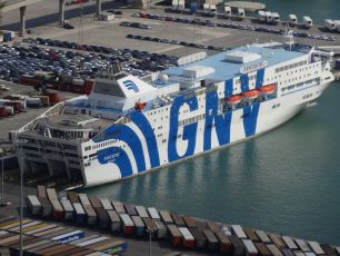Genova, la nave per Tangeri partirà con 12 ore di ritardo: proteste in porto