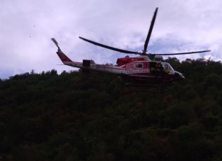 Auto vola per 20 metri in una scapata, anziani incastrati nelle lamiere a Neirone