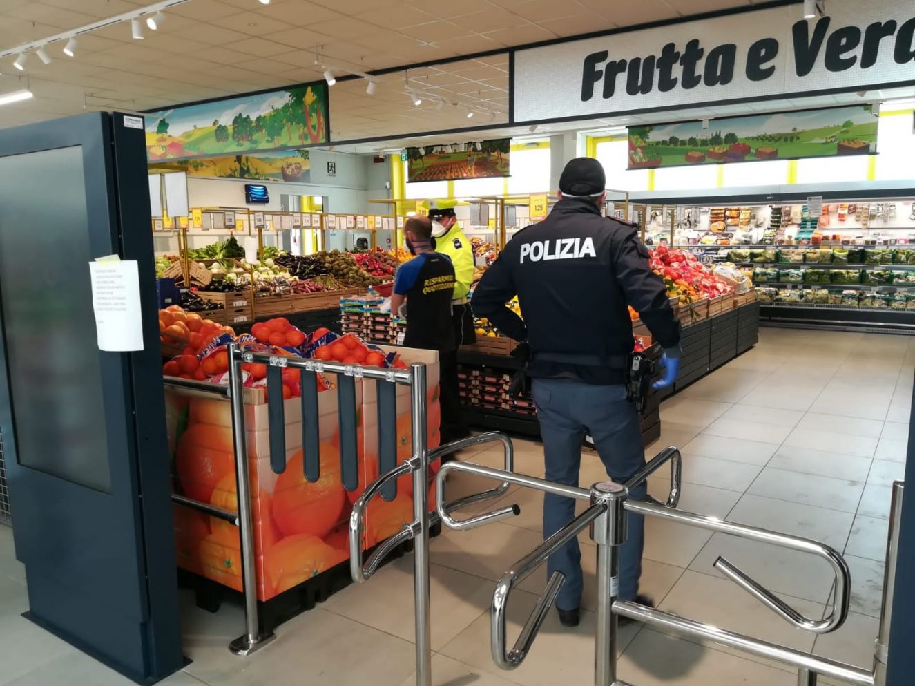 Genova, molesta due donne al supermercato: scoperto e denunciato