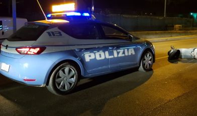 Genova, 16enne senza patente cade dallo scooter rubato: denunciato