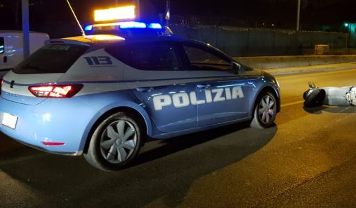 Genova, 16enne senza patente cade dallo scooter rubato: denunciato