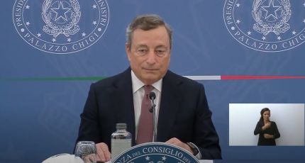 Covid, Draghi: "Il Green pass verrà esteso. Sì all'obbligo vaccinale e alla terza dose"