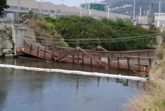 Pra', demolito il ponte di legno. Ora si pensa alla ricostruzione del passaggio