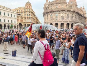 No Green Pass, lavoratori di scuola e sanità in piazza a Genova: "Strumento di ricatto"