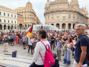No Green Pass, lavoratori di scuola e sanità in piazza a Genova: "Strumento di ricatto"