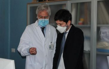 Speranza: "Nei prossimi giorni la decisione sull'estensione del green pass"