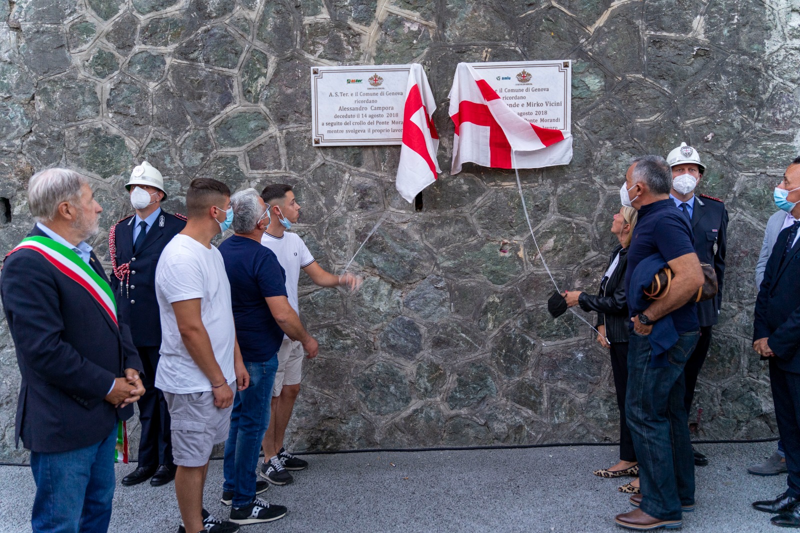 Genova, inaugurate le targhe in ricordo dei dipendenti Amiu e Aster vittime del crollo del Morandi
