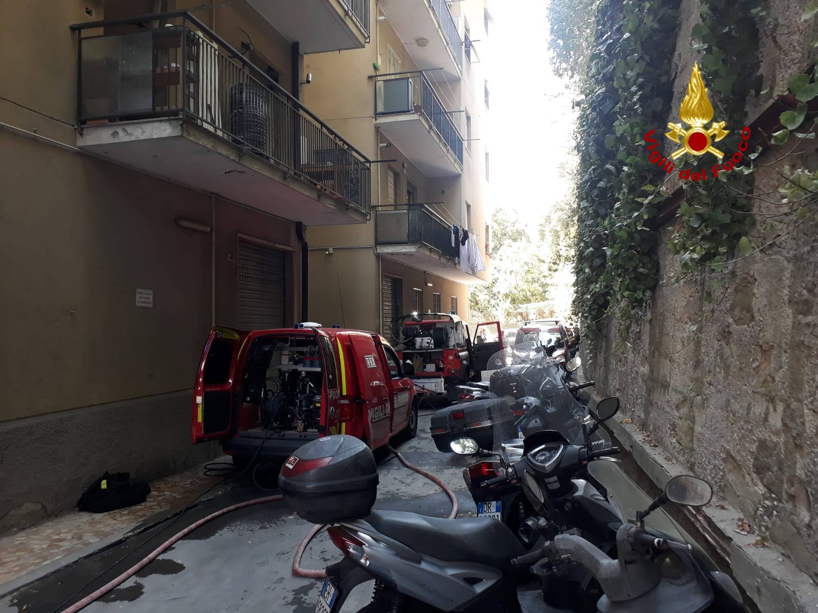 Incendio distrugge appartamento a Marassi: in salvo una donna, morto un gattino
