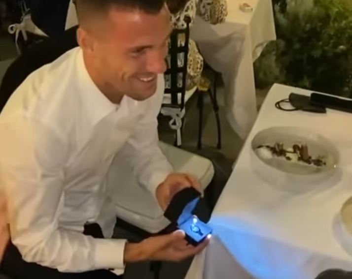 Verre sorprende la compagna: proposta di matrimonio "da film" a Portofino