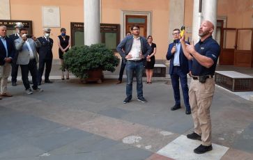 Genova, ecco il Bolawrap per la polizia locale: il laccio immobilizza-persone