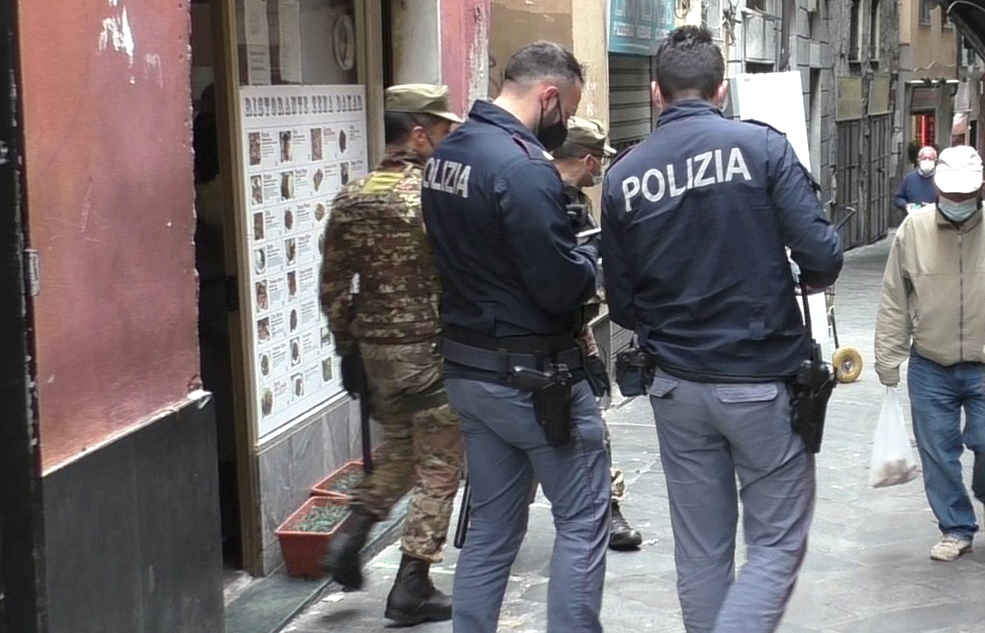 Il cugino è rivale in affari, spedizione punitiva a Genova per riempirlo di botte: due arresti