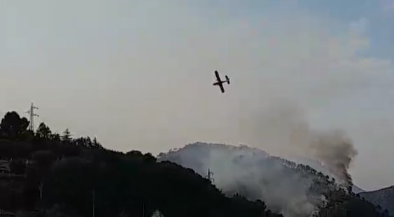 Bruciano ancora i boschi a Cisano sul Neva: non si esclude l'origine dolosa