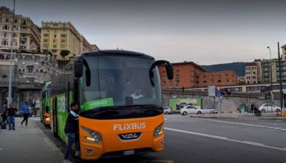 Genova, non vuole scendere dal bus senza Green Pass: denunciato