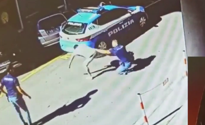 Genova, minaccia un poliziotto con una pietra: placcato da un agente e immobilizzato